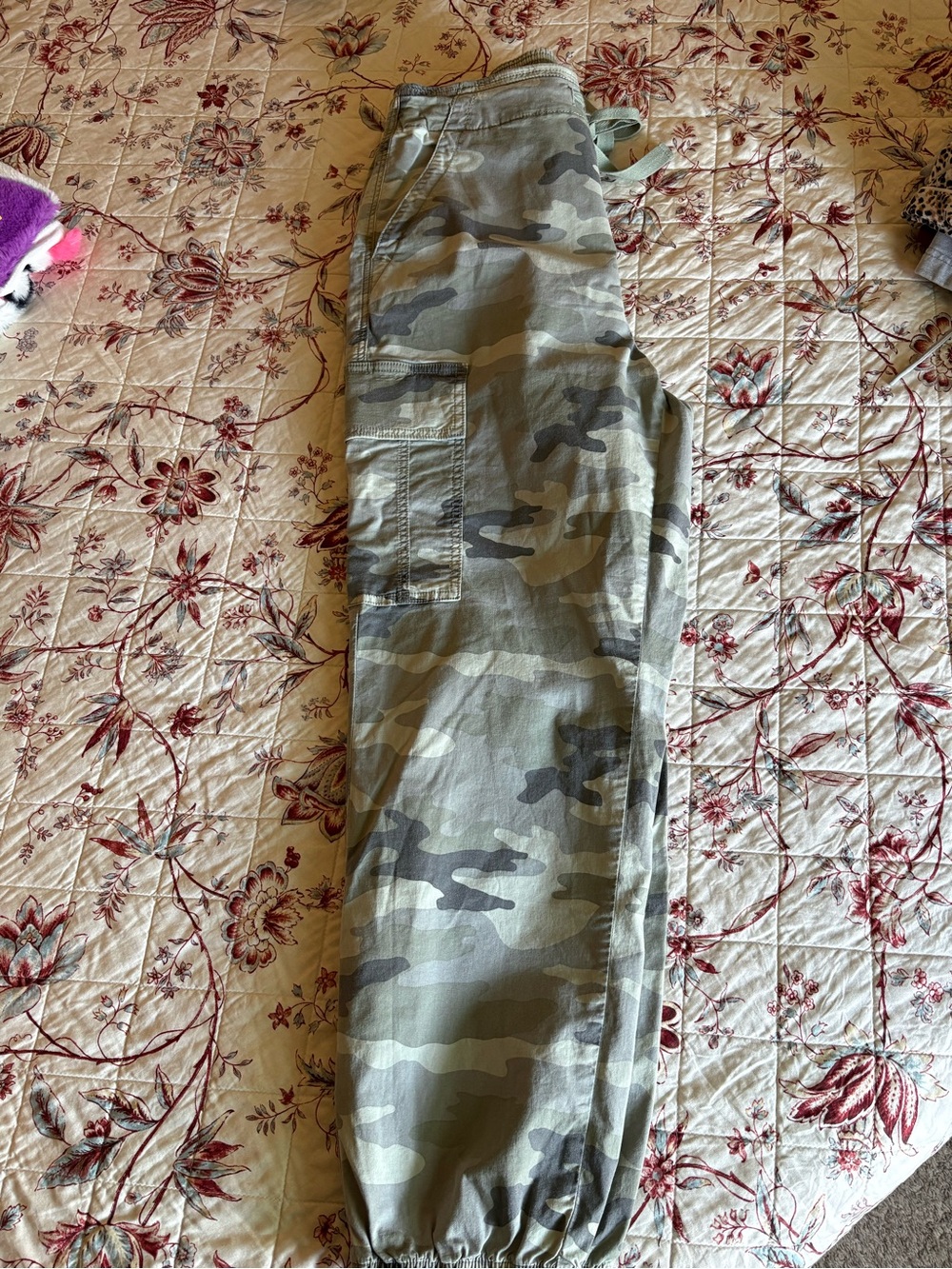 American Eagle Outfitters Women’s Camo Cargo Pants in Olive/Gray - Picture 5 of 5